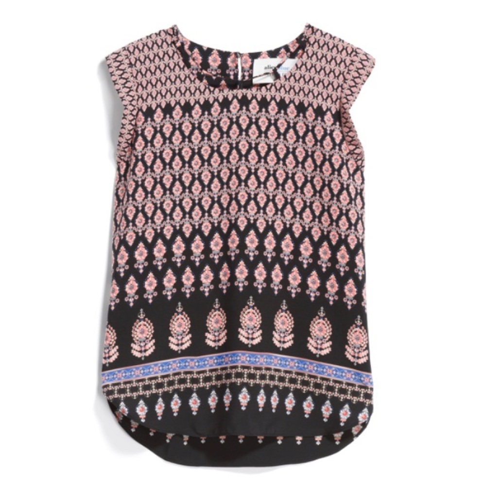 ALICE BLUE
Betsen Neckline Detail Blouse